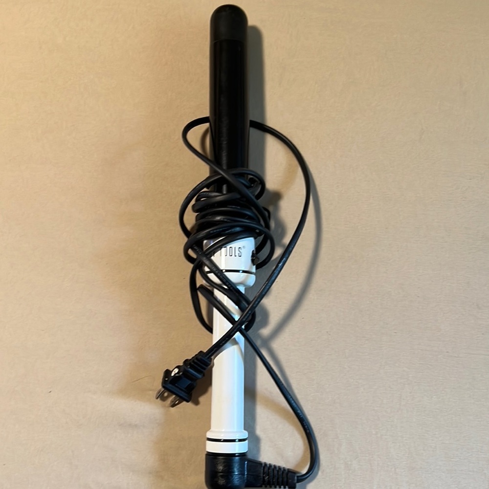•Hair wand! Hot tools large barrel wand•